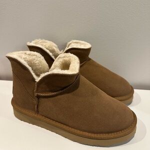 Minnetonka Tan Fur-Lined Boots